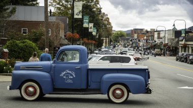 Sakin şehir yolculuğu, sakin nostaljik şehir manzarası yansıtıcı yüzeylerle seyir halinde.