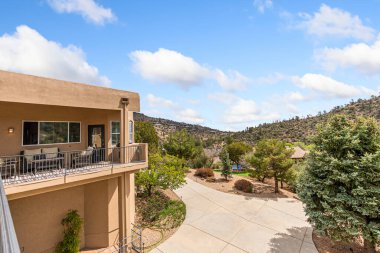 Geniş ve geniş bir ev var. 