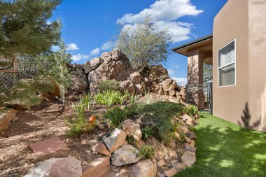 Önünde belirgin şekilde büyük ve küçük kayalardan oluşan bir çeşitliliğe sahip büyüleyici bir ev, cazibesini ve karakterini artırıyor.