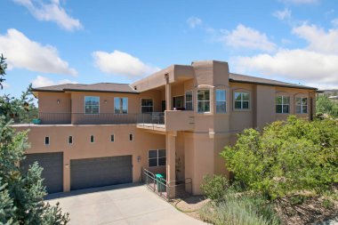 Mülk, iki ferah garajı ve cazibesine ve çekiciliğine katkı sağlayan sevimli bir balkonu olan büyük bir ev.