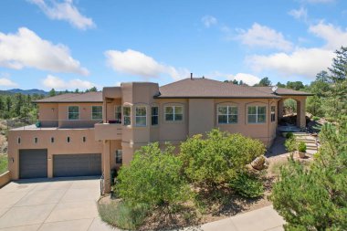 Mülk, iki ferah garajı ve cazibesine ve çekiciliğine katkı sağlayan sevimli bir balkonu olan büyük bir ev.