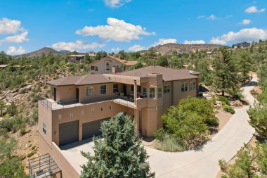 Geniş, geniş bir ev zarif bir şekilde güzel bir tepenin tepesine kurulmuş. Etrafı güzel ağaçlarla çevrili ve yeryüzündeki dağınık kayalarla çevrili.