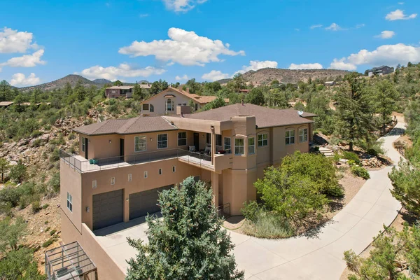 Geniş, geniş bir ev zarif bir şekilde güzel bir tepenin tepesine kurulmuş. Etrafı güzel ağaçlarla çevrili ve yeryüzündeki dağınık kayalarla çevrili.