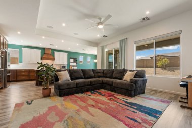 Çekiciliğini arttıran, sıcak ve misafirperver bir yer haline getiren davetkar sarı kapısı olan büyüleyici mavi ve beyaz bir ev.