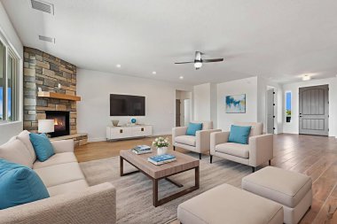 Rahat bir kanepe, şık sandalyeler, şık bir sehpa ve eğlence için büyük bir televizyon olan rahat bir oturma odası hayal edin.