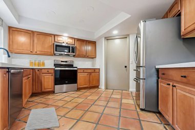 Bu güzel mutfak zarif ahşap dolaplar, modern paslanmaz çelik aletler ve genel tarzını geliştiren güzel fayans döşemeleri barındırıyor.