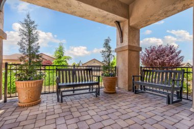 Verandada, bölgeye hayat katan birkaç saksı bitkisiyle birlikte rahat bir şekilde yerleştirilmiş iki bank bulabilirsiniz.