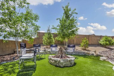 Arka bahçenin ortasında, rahat ve davetkar bir ateş çukuru var. Toplama ve açık hava rahatlığı için mükemmel.