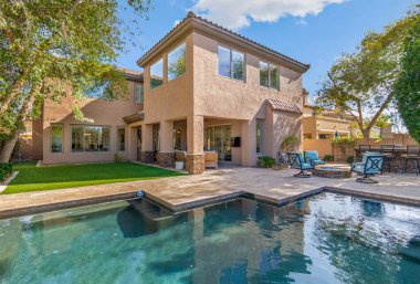 Önünde güzel bir yüzme havuzu bulunan çok büyük ve ferah bir ev davetkar bir atmosfer yaratıyor.