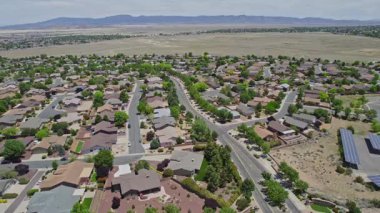 Bu güzel bir evi gösteren havadan bir perspektif, arka bahçeye yerleştirilmiş zarif bir balkon.