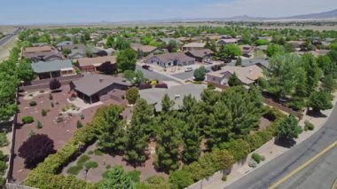 Bu güzel bir evi gösteren havadan bir perspektif, arka bahçeye yerleştirilmiş zarif bir balkon.