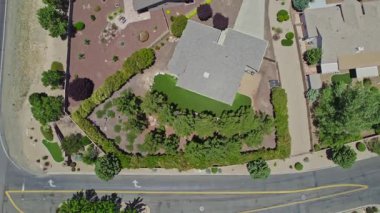 Bu güzel bir evi gösteren havadan bir perspektif, arka bahçeye yerleştirilmiş zarif bir balkon.