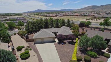 Bu güzel bir evi gösteren havadan bir perspektif, arka bahçeye yerleştirilmiş zarif bir balkon.