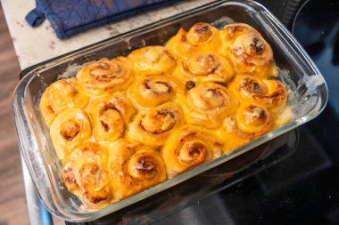 Tatlı hamur işi, iştah açıcı tarçınlı çörekler, parlak spiraller ve çıtır çıtır ekmek.