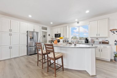 Mutfakta odanın ortasında belirgin bir şekilde duran geniş bir ada var. Bu da onu aile için ideal bir toplanma yeri yapıyor.