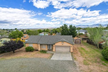 Geniş bir garajı ve bakımlı çakıl yolu olan büyüleyici bir ev. Huzurlu bir mahallede rahat bir yaşam için ideal.