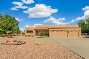 Eşsiz bir mimari ve çöl manzarası barındıran bu güzel güneybatı tarzını keşfedin. Huzur ve modern yaşam arayanlar için mükemmel..