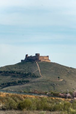 Yumuşak bir yamaçta yuva yapmış önemli sayıda büyüleyici evlerle karakterize edilmiş pitoresk bir yerleşim yeri.