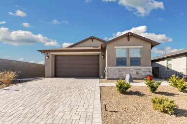 Bu, hem garajın hem de evin tam önünde bir garaj yolunun bulunduğu bir evin tarifi.