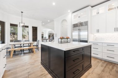 Mutfağın ortasında dikkat çeken ve odanın odak noktası olan geniş bir ada var.