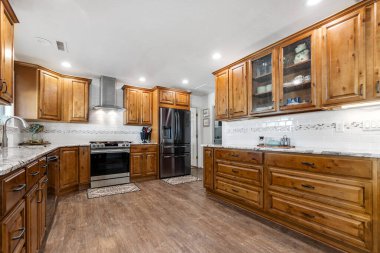 Kırsal ahşap dolapların, modern aletlerin ve zarif granit tezgahların olduğu güzel tasarlanmış bir mutfak. Her aşçı için mükemmel..