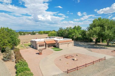 Güzel bir manzaraya karşı Güneybatı tarzı bir evin çarpıcı hava manzarası. Açık hava yaşamı ve rahatlama için ideal..