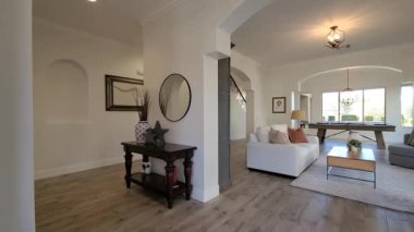 Rahat bir kanepesi, şık bir masası, zarif bir aynası ve rahatlama ve toplanma için mükemmel bir bilardo masası olan rahat bir oturma odası.