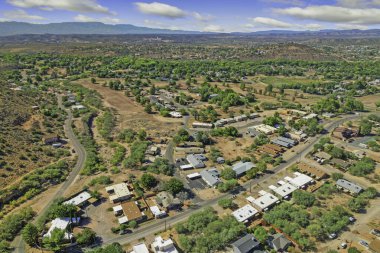 Yuvarlanan tepeleri olan panoramik banliyöler mesken alanları, ağaçlarla kaplı sokaklar, uzak dağlar.,