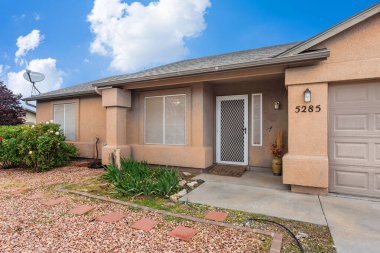 Tam önünde güzel bir şelalenin bulunduğu büyüleyici bir ev, çarpıcı bir görsel cazibe ve huzurlu bir atmosfer yaratıyor.