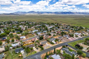 Tam önünde güzel bir şelalenin bulunduğu büyüleyici bir ev, çarpıcı bir görsel cazibe ve huzurlu bir atmosfer yaratıyor.