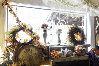 Kırsal aksanlı sonbahar görüntüsü, mevsimsel mağaza önü düzenlemesi klasik hasat içeriyor