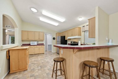 Etrafında rahat tabureler olan sosyalleşmek ve yemek yemek için mükemmel bir mutfak alanı.