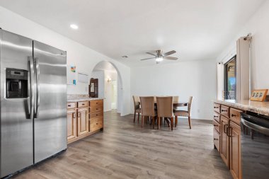 Paslanmaz çelik eşyalar ve konforlu yemek alanı olan şık bir mutfak. Eğlenmek ve günlük yaşantımızı sürdürmek için mükemmel..