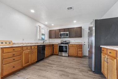 Paslanmaz çelik aletler, ahşap dolaplar ve şık bir tasarım içeren geniş modern mutfak, yemek ve eğlence için mükemmel..