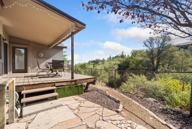 Bereketli yeşillik ve huzurlu manzarayla çevrili rahat bir oturma alanı olan sakin bir veranda. Rahatlamak ve doğanın tadını çıkarmak için mükemmel..