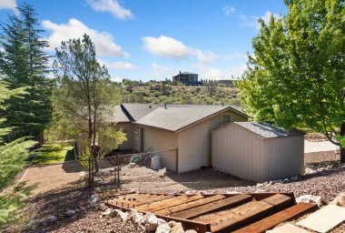 Huzurlu bir çevreye kurulmuş, yemyeşil ve çarpıcı yamaçtan manzaralı büyüleyici bir ev. Huzur arayan doğa aşıkları için mükemmel..