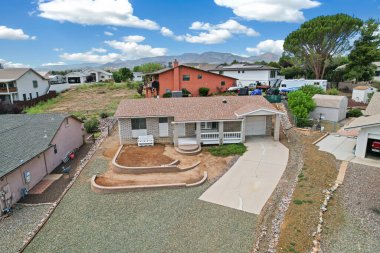 Geniş bir bahçe ve manzaralı bir çevreye sahip bu davetkar evi keşfedin. Açık hava aktiviteleri ve aile toplantıları için ideal..