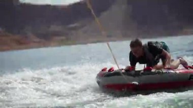 Powell, Utah - 25 Haziran 2024: Powell Gölü 'nde tekne gezisi. Yüksek kaliteli FullHD görüntüler