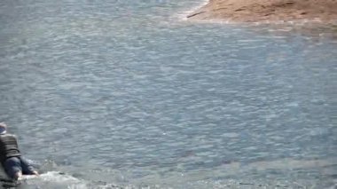 Powell, Utah - 25 Haziran 2024: Powell Gölü 'nde tekne gezisi. Yüksek kaliteli FullHD görüntüler