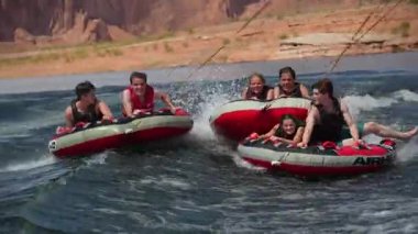 Powell, Utah - 25 Haziran 2024: Powell Gölü 'nde tekne gezisi. Yüksek kaliteli FullHD görüntüler