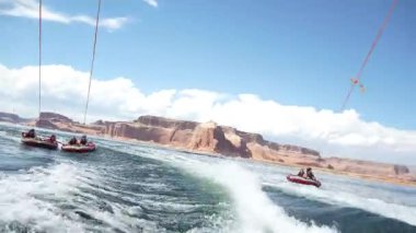 Powell, Utah - 25 Haziran 2024: Powell Gölü 'nde tekne gezisi. Yüksek kaliteli FullHD görüntüler