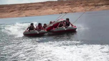 Powell, Utah - 25 Haziran 2024: Powell Gölü 'nde tekne gezisi. Yüksek kaliteli FullHD görüntüler