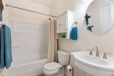 Banyo, tuvalet, ellerini yıkamak için lavabo ve rahatlamak için küvet gibi temel konforlara sahiptir.