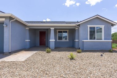 Büyüleyici bir ev geniş ve geniş bir çimenlik alanın tam ortasına kurulmuştur.