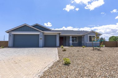 Burası iki büyük garaj kapısı ve önünde harika bir oyun alanı olan büyüleyici bir ev. Aileler için mükemmel bir yer.