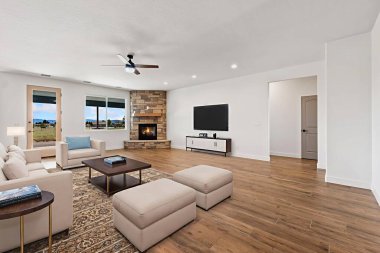 Tartıştığımız oda zarif ahşap döşemeleri olan rahat bir oturma odası ve sıcaklığı ve karakteri olan büyüleyici bir şömine.