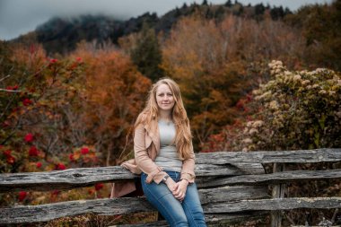 sakin kırsal alan keşfi, kırsal ahşap çitlerin oradaki bir kadınla huzurlu bir açık hava.