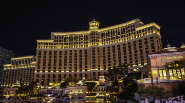 Las Vegas 'ta bulunan Bellagio Oteli, gece çok güzel aydınlatılıyor ve ziyaretçileri büyüleyen çarpıcı bir görsel gösteri yaratıyor.