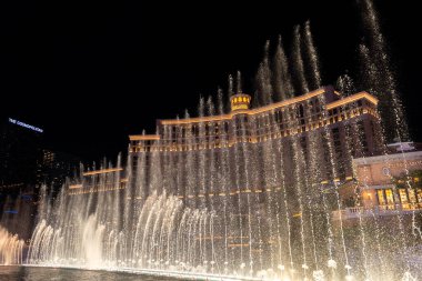 Göz kamaştırıcı bir binanın önünde güzel bir çeşme var. Geceleri güzelce aydınlatılıyor. Huzurlu bir atmosfer sağlıyor.