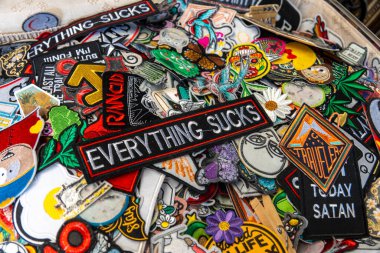 Punk çıkartmalarının renkli birleşimi ve cesur şehir dokuları ve canlı aksanlı yamalar